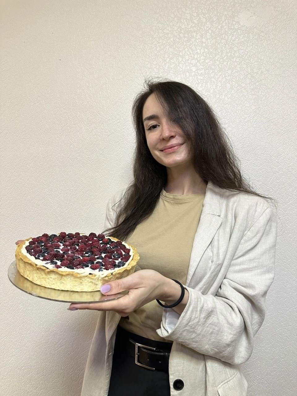 Ксюша держит приготовленный торт