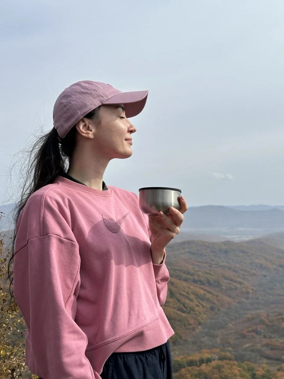 Ксюша с кружкой на фоне гор